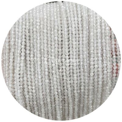 سنگ های قیمتی گنجی کریستال طبیعی شکل گرد شکل کوچک ژاد سفید Howlite رشته های گنجی گنجی برای دستبند